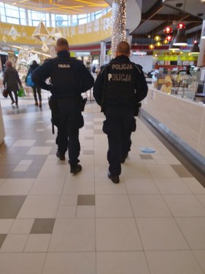 policjanci podczas kontroli w galerii#3