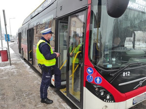 policjant podczas kontroli autobusu