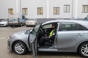 policjant w radiowozie nieoznakowanym
