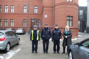 uczestnicy przekazania radiowozu na wspólnym zdjęciu