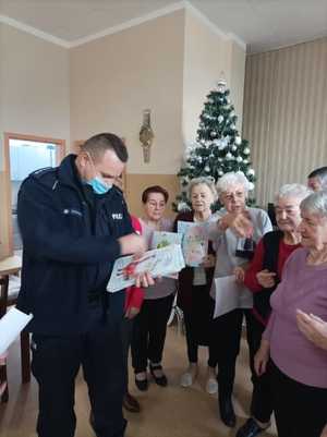 Seniorki otrzymały od policjanta upominki