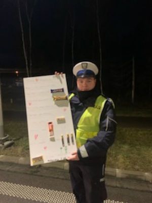 Policjant prezentuje wierszyk dzieci