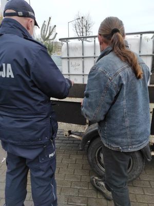 Policjant sprawdza dokumentacje handlową