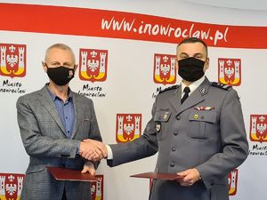 Prezydent i Komendant podają sobie rękę