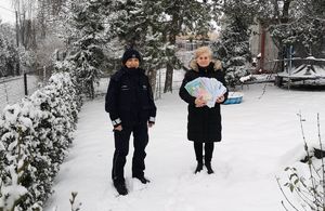 policjantka i kierownik klubu seniora pozują do zdjęcia