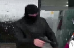 Zamaskowany mężczyzna z bronią w ręku