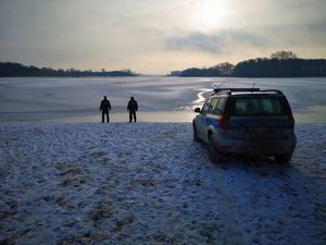 policjanci, radiowóz i widok na jezioro