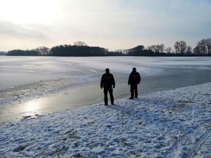 widok na zamarznięte jezioro Gopło