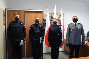 Pamiątkowe zdjęcie Komendanta i policjantów