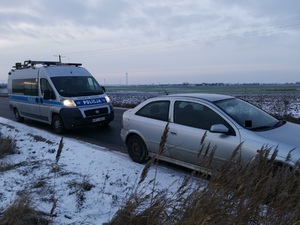 Radiowóz oraz pojazd zatrzymany do kontroli