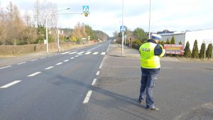 Policjant na drodze kontroluje prędkość