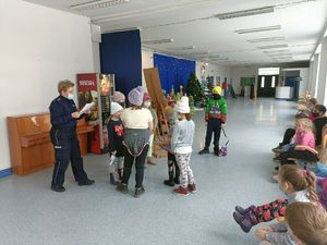 dzieci prezentują przedstawienie