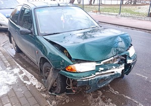 Samochód z uszkodzonym przodem karoserii