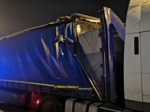 uszkodzona naczepa ciężarówki