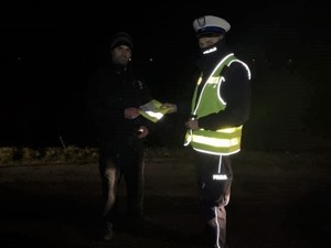 policjant wręcza kamizelkę