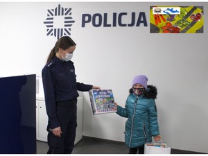 Dziecko odbiera dyplom od policjantki