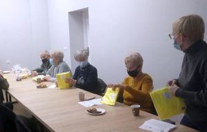 Seniorki na spotkaniu z policjantem