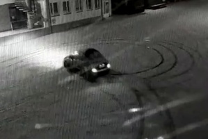 Samochód wykonuje manewry na śniegu