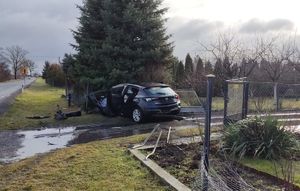 Widok na pojazd który uległ kolizji drogowej