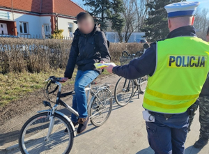 rowerzysta rozmawia z policjantem ruchu drogowego