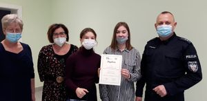 policjant z Rypina wręczył nagrody uczniom z powiatu rypińskiego