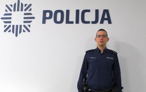 dzielnicowy na tle logo policji