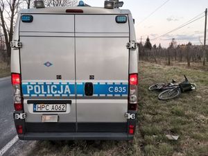 widok na radiowóz i przewrócony rower