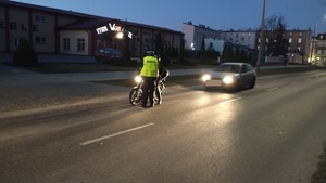 policjant kontroluje trzeźwość kierujących