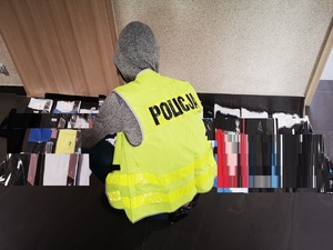 policjant liczy koszulki