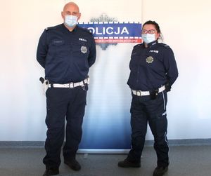 Policjanci pozują do zdjęcia