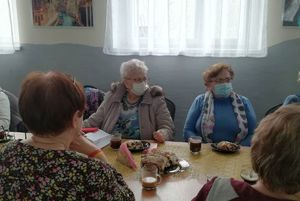 grupa seniorów na spotkaniu