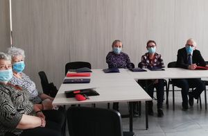 seniorzy uczestniczący w zajęciach