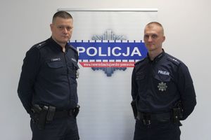 dzielnicowi pozują do zdjęcia