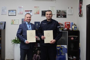 Komendant i Burmistrz na wspólnym zdjęciu