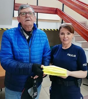 policjantka podczas wręczania kamizelki