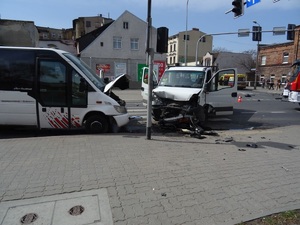 Widok na uszkodzenia jakie są w pojazdach