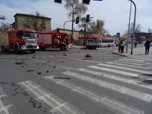 widok na skrzyżowanie i rozsypane części samochodowe
