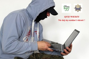 Mężczyzna trzyma w rękach laptop i pieniądze