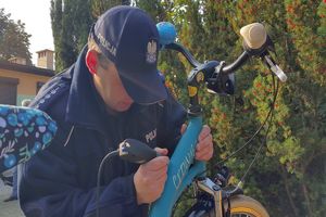 Policjant znakuje rower