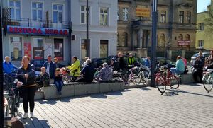 widok na oczekujących ludzi z rowerami do oznakowania