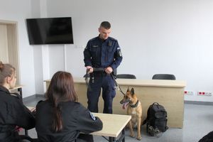 Klasa mundurowa odwiedziła policjantów#7