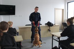 Klasa mundurowa odwiedziła policjantów#12