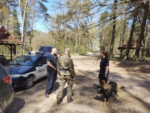 służba w lesie policjantów i leśników