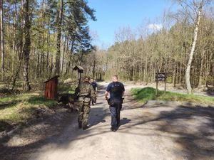 leśnicy i policjanci na wspólnym patrolu