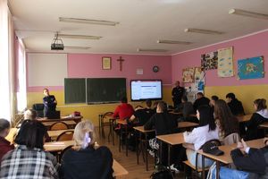 policjantka rozmawia z uczniami