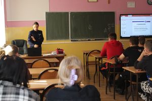 policjanci prowadzą zajęcia w klasie