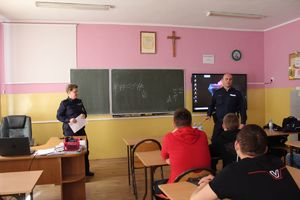 policjantka i policjant prowadzą zajęcia w szkole na temat cyberprzemocy