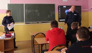 pogadanka policjantów z młodzieżą
