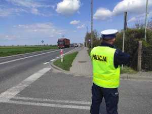 policjant mierzy prędkość