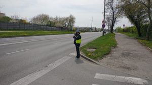 policjantka mierzy prędkość pojazdów